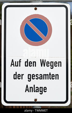 Nessun segno di parcheggio con la nota "No parcheggio sui sentieri di tutta l'area" Foto Stock