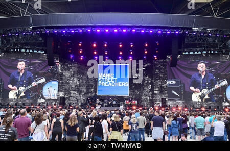 Manic Street predicatori support Bon Jovi durante l'Questa casa non è in vendita tour allo Stadio di Wembley. Foto Stock