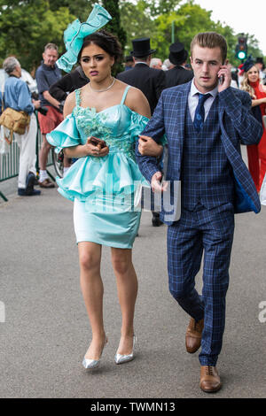 Ascot, Regno Unito. Il 20 giugno, 2019. Racegoers arrivare per Signore giorno al Royal Ascot. Credito: Mark Kerrison/Alamy Live News Foto Stock