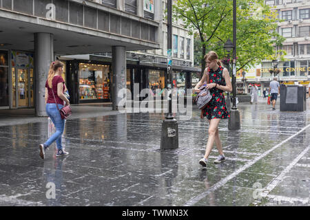 A Belgrado, in Serbia, 18 Giugno 2019: scena urbana con le persone camminare per la via Knez Mihailova Street dopo la pioggia a molla Foto Stock