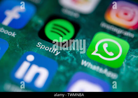 Stuttgart, Germania. Il 21 giugno, 2019. Il Spotify app viene visualizzata sullo schermo di un iPhone. Credito: Fabian Sommer/dpa/Alamy Live News Foto Stock