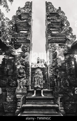 Un uomo in Tirtal Empul temple, Bali, Indonesia Foto Stock