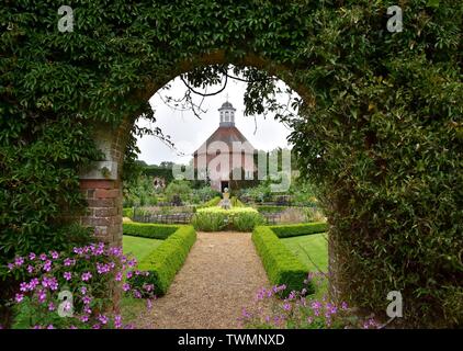 Il giardino murato e Colombaia a Felbrigg Hall nel Norfolk. Foto Stock