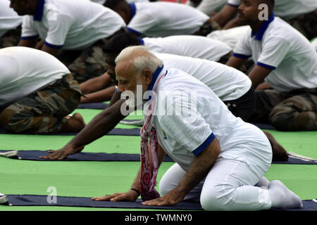 (190621) -- Ranchi (India), 21 giugno 2019 (Xinhua) -- Primo Ministro indiano Narendra Modi (anteriore) esegue lo yoga durante un evento per contrassegnare la International Yoga giorno in Ranchi, capitale della parte orientale dello stato indiano del Jharkhand, il 21 giugno 2019. Narendra Modi ha portato migliaia di persone in esecuzione di Yoga in Ranchi venerdì mattina per celebrare il quinto International Yoga giorno. (Xinhua) Foto Stock