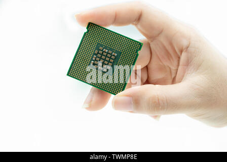 Cpu realistica vista posteriore del chip del processore in mano su sfondo bianco Foto Stock