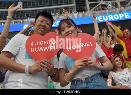 Minsk, Bielorussia. 21 giu 2019. Ventole con Huawei a forma di cuore ad banner. Cerimonia di apertura del 2° giochi europei a Minsk2019. Minsk, Bielorussia. Il 21 giugno, 2019. Credito: Sport In immagini/Alamy Live News Foto Stock