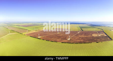 Antenna di grande paesaggio panoramico con impianto eolico e verdi campi Foto Stock