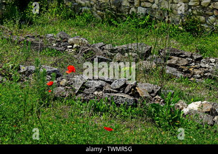 Complesso archeologico Abritus con pareti interne dell'edificio, le rovine di un autentico sguardo, antica città romana nella presente città di Razgrad, Bulgaria Foto Stock