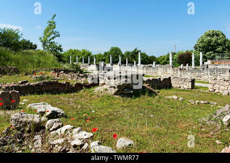 Complesso archeologico Abritus con pareti interne e le colonne dell'edificio resti in autentico look, antica città romana nella presente città di Razgrad Foto Stock
