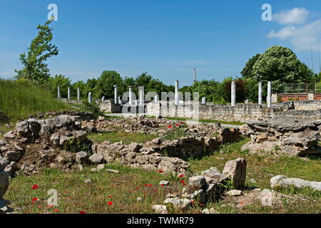 Complesso archeologico Abritus con pareti interne e le colonne dell'edificio resti in autentico look, antica città romana nella presente città di Razgrad Foto Stock