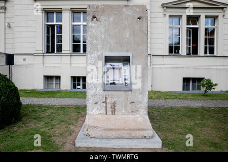 Berlino, Germania. Il 21 giugno, 2019. La scultura 'Statue della libertà da parte del duo di artisti Elmgreen e Dragset sorge nel cortile di Hamburger Bahnhof. La scultura da 2018 è costituito da un segmento di calcestruzzo del muro di Berlino in cui un functionless cash dispenser è integrato. Il lavoro è stato donato dal collettore Heiner Wemhöner e viene presentato come un permanente di sculture all'aperto. Credito: Christoph Soeder/dpa/Alamy Live News Foto Stock