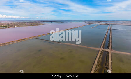 Piscina quadrata per evaporazione del sale e un laghetto con acqua di rosa. Vista aerea. Foto Stock