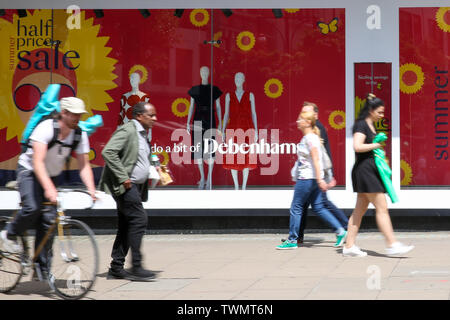 Londra, Regno Unito. Il 21 giugno, 2019. Gli amanti dello shopping a piedi passato il negozio Debenhams su Oxford Street come vendite estate iniziare. Molti negozi dipartimentali sono offrendo enormi sconti come esse devono affrontare la concorrenza di shopping online. Credito: Dinendra Haria/SOPA Immagini/ZUMA filo/Alamy Live News Foto Stock