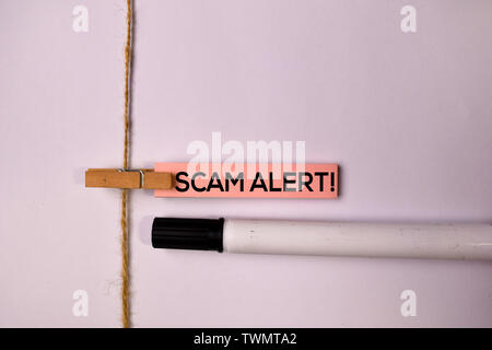Scam Alert! Su foglietti adesivi isolati su sfondo bianco. Foto Stock
