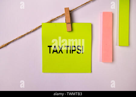 Suggerimenti fiscale! Su foglietti adesivi isolati su sfondo bianco. Foto Stock