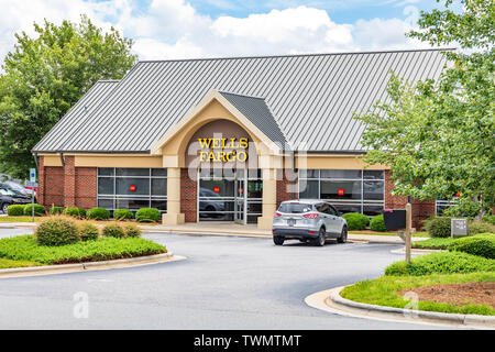 MOORESVILLE, NC, USA di giugno 19, 2019: un ramo costruzione di Wells Fargo Bank, con parcheggio, in una giornata di sole. Foto Stock