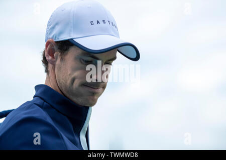 Regina Club di Londra, Regno Unito. Il 21 giugno, 2019. Il Fever-Tree ATP torneo di tennis; Andy Murray (GBR) arriva sul Centre Court Credito: Azione Sport Plus/Alamy Live News Foto Stock