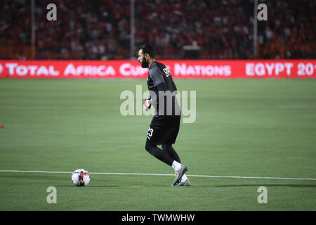 Il Cairo, Egitto. Il 21 giugno, 2019. Egitto portiere Mahmoud Abdel Rahim 'Genesh' si riscalda prima di iniziare il 2019 Africa Coppa delle Nazioni di una partita di calcio tra Egitto e Zimbabwe a Il Cairo International Stadium . Credito: Omar Zoheiry/dpa/Alamy Live News Foto Stock