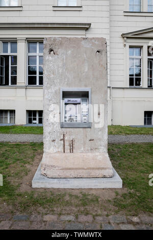 Berlino, Germania. Il 21 giugno, 2019. La scultura 'Statue della libertà da parte del duo di artisti Elmgreen e Dragset sorge nel cortile di Hamburger Bahnhof. La scultura da 2018 è costituito da un segmento di calcestruzzo del muro di Berlino in cui un functionless cash dispenser è integrato. Il lavoro è stato donato dal collettore Heiner Wemhöner e viene presentato come un permanente di sculture all'aperto. Credito: Christoph Soeder/dpa/Alamy Live News Foto Stock