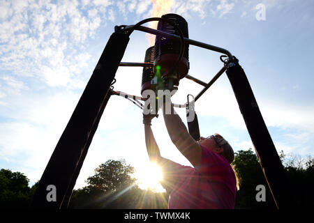 Giugno 21, 2019 - Chrudim, Repubblica ceca - Il decimo Czech Mongolfiere Fiesta ''Balony nad Chrudimi'' si svolgerà in Chrudim (132 chilometri a est di Praga) nella Repubblica Ceca. Un Balloonist Sig.ra Zuzana Klimesova dal team di palloncino Balony Konice prepara per takeof. (Credito Immagine: © Slavek Ruta/ZUMA filo) Foto Stock