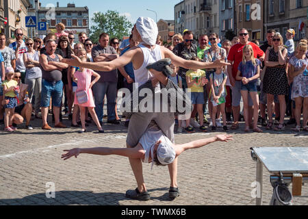 Clowns - artista di strada su UFO 2019 - Street Festival di curiosità, un incontro internazionale di artisti di strada, Szamotuly, Polonia Foto Stock