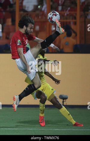 Il Cairo, Egitto. Il 21 giugno, 2019. Dell'egitto Mahmoud Alaa (L) e lo Zimbabwe Karuru Ovidy battaglia per la sfera durante il 2019 Africa Coppa delle Nazioni di una partita di calcio tra Egitto e Zimbabwe a Il Cairo International Stadium. Credito: Oliver Weiken/dpa/Alamy Live News Foto Stock