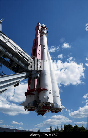 Modello di razzo Vostok 1. Vista su sfondo cielo blu con nuvole bianche Foto Stock