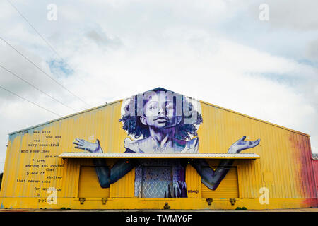 Studio in La Bywater, New Orleans. Murale di Bmike Odums e parole da Cleo Wade Foto Stock