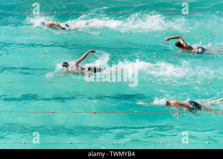 Persone per nuotare in una piscina esterna, Sydney Australia Foto Stock