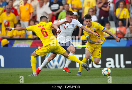 La Romania U21's Cristian Manea (sinistra), Inghilterra U21's Harvey Barnes e Romania U21's Dennis uomo battaglia per la palla durante il 2019 UEFA Europei Under-21 campionato, Stadio Dino Manuzzi di Cesena, Italia. Foto Stock