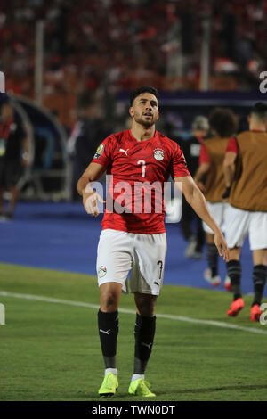 Il Cairo, Egitto. Il 21 giugno, 2019. Dell'egitto Mahmoud Hassan 'Trezeguet' celebra il suo punteggio lato del primo obiettivo durante il 2019 Africa Coppa delle Nazioni di una partita di calcio tra Egitto e Zimbabwe a Il Cairo International Stadium. Credito: Omar Zoheiry/dpa/Alamy Live News Foto Stock