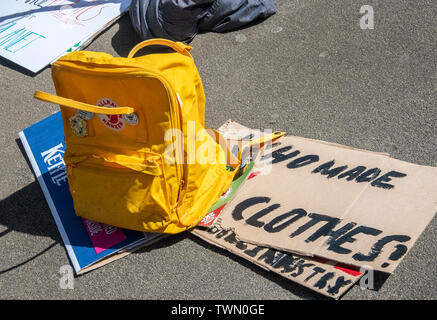 Glasgow, Scotland, Regno Unito. Il 21 giugno 2019. I giovani che protestavano contro il cambiamento climatico a George Square a Glasgow. Foto Stock