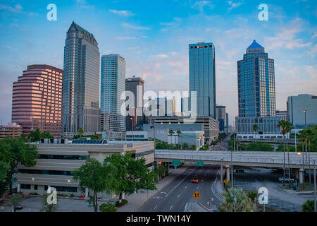 Baia di Tampa, Florida. Aprile 28, 2019 . Vista aerea del centro di Tampa su sunrise sfondo (1) Foto Stock