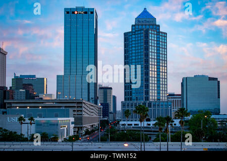 Baia di Tampa, Florida. Aprile 28, 2019 . Vista aerea del centro di Tampa su sunrise sfondo (3) Foto Stock