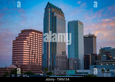 Baia di Tampa, Florida. Aprile 28, 2019 . Vista aerea del centro di Tampa su sunrise sfondo (4) Foto Stock