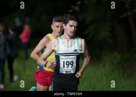 Glasgow, Scozia. Il 21 giugno, 2019. La Brian Goodwin Memorial 10km di corsa su strada, ospitato da Bellahouston Harriers running club, e tenutasi a Glasgow's Scenic Pollok Country Park, questa sera è stato vinto da Olympian Callum Hawkins in un tempo di 29minuti 06s. (Hawkins indossa la Bib 199, Kilbarchan AAC); 2° Maschio fu Jamie Crow (Bib 108, Centrale AC) con un personale migliore tempo di 29min 43sec e 3° Maschio fu James Donald (30:11, Bib 130, Dundee Hawkhill Harriers). Credito: jeremy sutton-hibbert/Alamy Live News Foto Stock