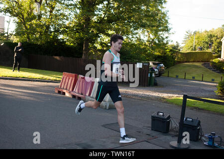 Glasgow, Scozia. Il 21 giugno, 2019. La Brian Goodwin Memorial 10km di corsa su strada, ospitato da Bellahouston Harriers running club, e tenutasi a Glasgow's Scenic Pollok Country Park, questa sera è stato vinto da Olympian Callum Hawkins in un tempo di 29minuti 06s. (Hawkins, raffigurato, indossa la Bib 199, Kilbarchan AAC); 2° Maschio fu Jamie Crow (Bib 108, Centrale AC) con un personale migliore tempo di 29min 43sec e 3° Maschio fu James Donald (30:11, Bib 130, Dundee Hawkhill Harriers). Credito: jeremy sutton-hibbert/Alamy Live News Foto Stock
