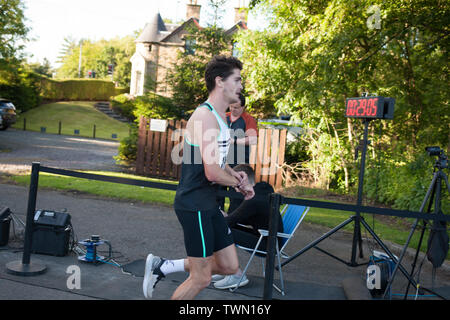 Glasgow, Scozia. Il 21 giugno, 2019. La Brian Goodwin Memorial 10km di corsa su strada, ospitato da Bellahouston Harriers running club, e tenutasi a Glasgow's Scenic Pollok Country Park, questa sera è stato vinto da Olympian Callum Hawkins in un tempo di 29minuti 06s. (Hawkins, raffigurato, indossa la Bib 199, Kilbarchan AAC); 2° Maschio fu Jamie Crow (Bib 108, Centrale AC) con un personale migliore tempo di 29min 43sec e 3° Maschio fu James Donald (30:11, Bib 130, Dundee Hawkhill Harriers). Credito: jeremy sutton-hibbert/Alamy Live News Foto Stock