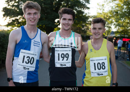 Glasgow, Scozia. Il 21 giugno, 2019. La Brian Goodwin Memorial 10km di corsa su strada, ospitato da Bellahouston Harriers running club, e tenutasi a Glasgow's Scenic Pollok Country Park, questa sera è stato vinto da Olympian Callum Hawkins in un tempo di 29minuti 06s. (Hawkins indossa la Bib 199, Kilbarchan AAC); 2° Maschio fu Jamie Crow (Bib 108, Centrale AC) con un personale migliore tempo di 29min 43sec e 3° Maschio fu James Donald (30:11, Bib 130, Dundee Hawkhill Harriers). Credito: jeremy sutton-hibbert/Alamy Live News Foto Stock