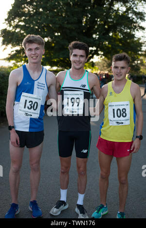 Glasgow, Scozia. Il 21 giugno, 2019. La Brian Goodwin Memorial 10km di corsa su strada, ospitato da Bellahouston Harriers running club, e tenutasi a Glasgow's Scenic Pollok Country Park, questa sera è stato vinto da Olympian Callum Hawkins in un tempo di 29minuti 06s. (Hawkins indossa la Bib 199, Kilbarchan AAC); 2° Maschio fu Jamie Crow (Bib 108, Centrale AC) con un personale migliore tempo di 29min 43sec e 3° Maschio fu James Donald (30:11, Bib 130, Dundee Hawkhill Harriers). Credito: jeremy sutton-hibbert/Alamy Live News Foto Stock