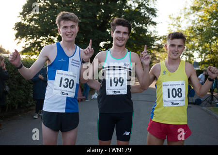 Glasgow, Scozia. Il 21 giugno, 2019. La Brian Goodwin Memorial 10km di corsa su strada, ospitato da Bellahouston Harriers running club, e tenutasi a Glasgow's Scenic Pollok Country Park, questa sera è stato vinto da Olympian Callum Hawkins in un tempo di 29minuti 06s. (Hawkins indossa la Bib 199, Kilbarchan AAC); 2° Maschio fu Jamie Crow (Bib 108, Centrale AC) con un personale migliore tempo di 29min 43sec e 3° Maschio fu James Donald (30:11, Bib 130, Dundee Hawkhill Harriers). Credito: jeremy sutton-hibbert/Alamy Live News Foto Stock
