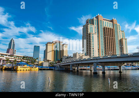 Baia di Tampa, Florida. Aprile 28, 2019 . S Harbour Island Blvd bridge, Embassy Suites Convention Center e il taxi barca sul fiume Hillsborough Foto Stock