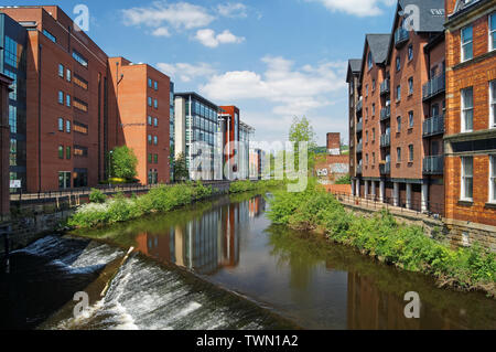 UK,South Yorkshire,Sheffield,Fiume Don,guardando ad ovest dalla signora Del Ponte,Irwin Mitchell,Edificio UKBA ,Nuovi appartamenti Foto Stock