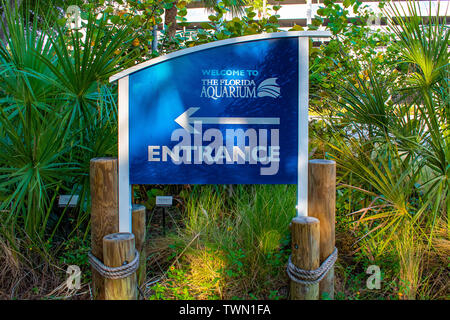 Baia di Tampa, Florida. Aprile 28, 2019. Il Florida Aquarium entrata segno. Foto Stock