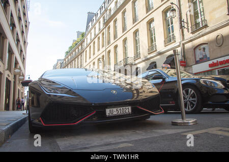 Parigi, Francia - Luglio 06, 2018: Nero Lamborghini parcheggiata vicino all'hotel sul le strade del centro di Parigi Foto Stock
