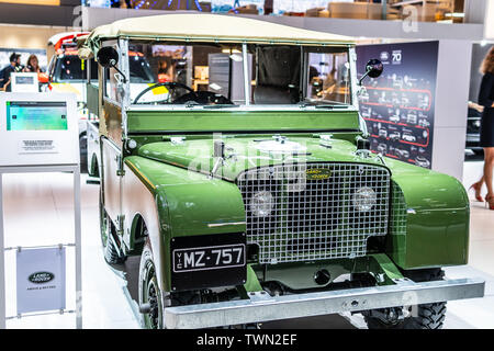 Parigi, Francia, Ott 2018 Land Rover Serie I rinati classico vecchio retrò off-road auto al Mondial Motor Show di Parigi, completamente restaurata auto da Land Rover Co. Foto Stock