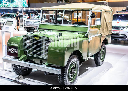 Parigi, Francia, Ott 2018 Land Rover Serie I rinati classico vecchio retrò off-road auto al Mondial Motor Show di Parigi, completamente restaurata auto da Land Rover Co. Foto Stock
