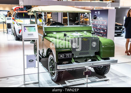 Parigi, Francia, Ott 2018 Land Rover Serie I rinati classico vecchio retrò off-road auto al Mondial Motor Show di Parigi, completamente restaurata auto da Land Rover Co. Foto Stock