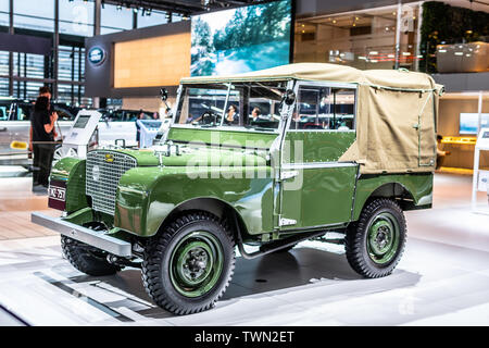 Parigi, Francia, Ott 2018 Land Rover Serie I rinati classico vecchio retrò off-road auto al Mondial Motor Show di Parigi, completamente restaurata auto da Land Rover Co. Foto Stock