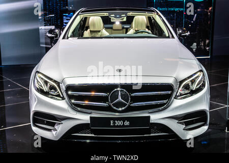 Parigi, Francia, Ott 2018 Mercedes E 300 DE ibrido plug-in di berline EQ Power Sedan Limousine, Mondial Motor Show di Parigi, Mercedes-Benz W213 E-Class Foto Stock